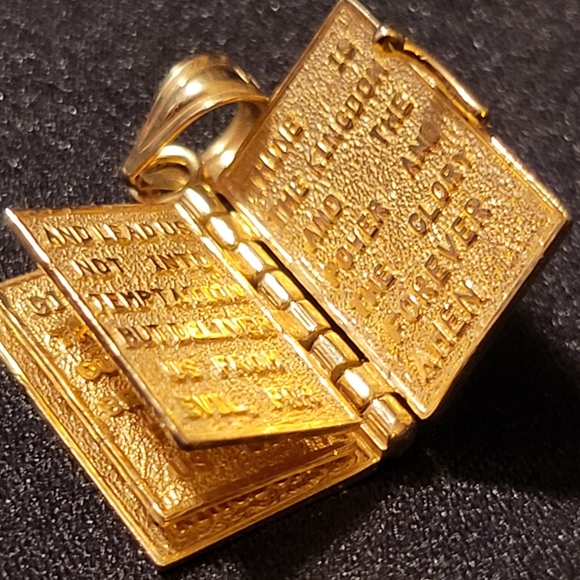 SOLD 14k Gold Bible Pendant w/ 5 Movable Pages inscribed w/ Lord's Prayer 3.28g - Picture 9 of 14